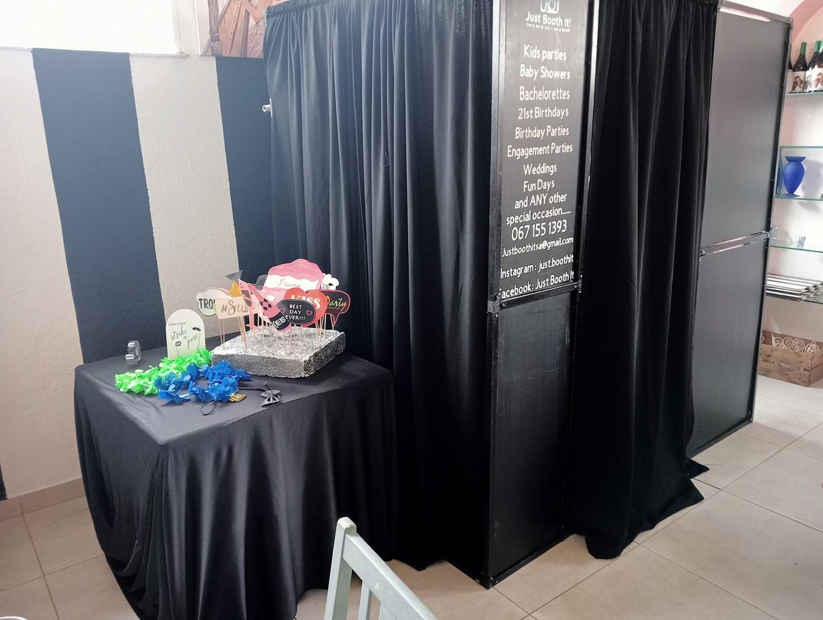 Just Booth It booth with prop bar